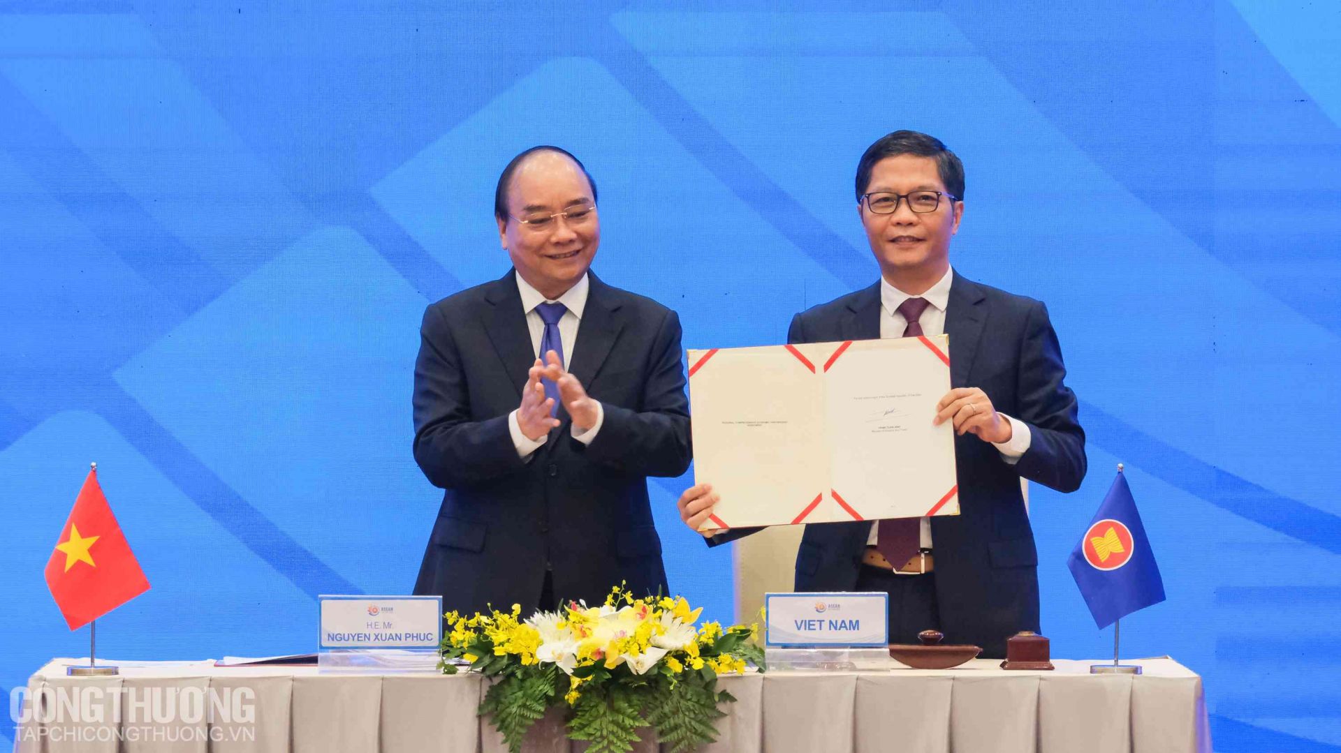 Bộ trưởng Trần Tuấn Anh đại diện Việt Nam ký kết Hiệp định dưới sự chứng kiến của Thủ tướng Nguyễn Xuân Phúc