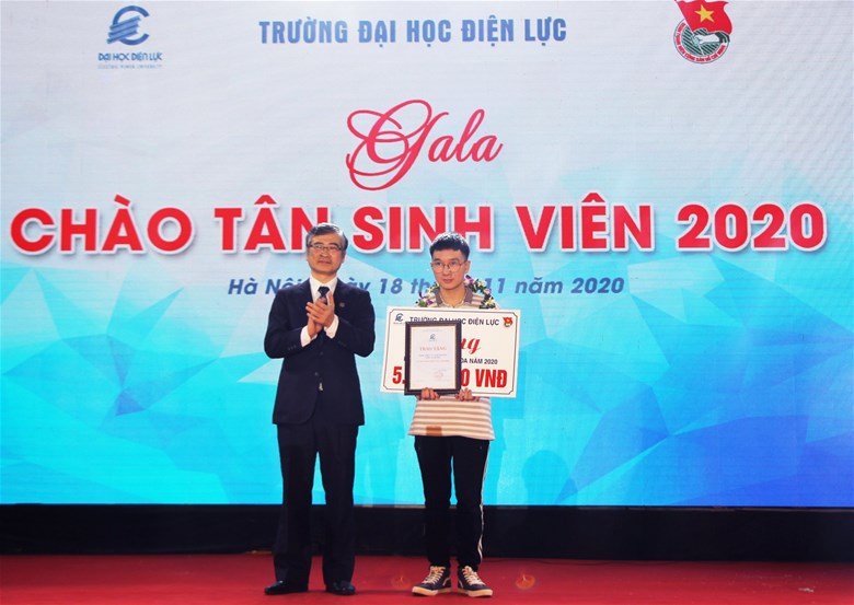 TS. Trương Huy Hoàng trao phần thưởng cho sinh viên Vi Tuấn Dương là thủ khoa trường Đại học Điện lực năm 2020.