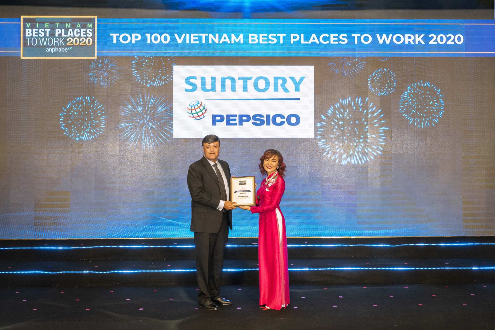Ông Jahanzeb Khan - Tổng giám đốc Suntory PepsiCo Việt Nam nhận giải thưởng Top 3 Công ty đa quốc gia ngành hàng tiêu dùng nhanh