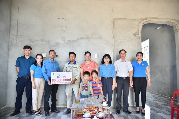 Đc Nguyễn Văn Hiếu - Chủ tịch Công đoàn Công ty Nhôm Đắk Nông trao số tiền hỗ trợ cho gia đình Trần Văn Đông đoàn viên công đoàn PX Trạm mạng