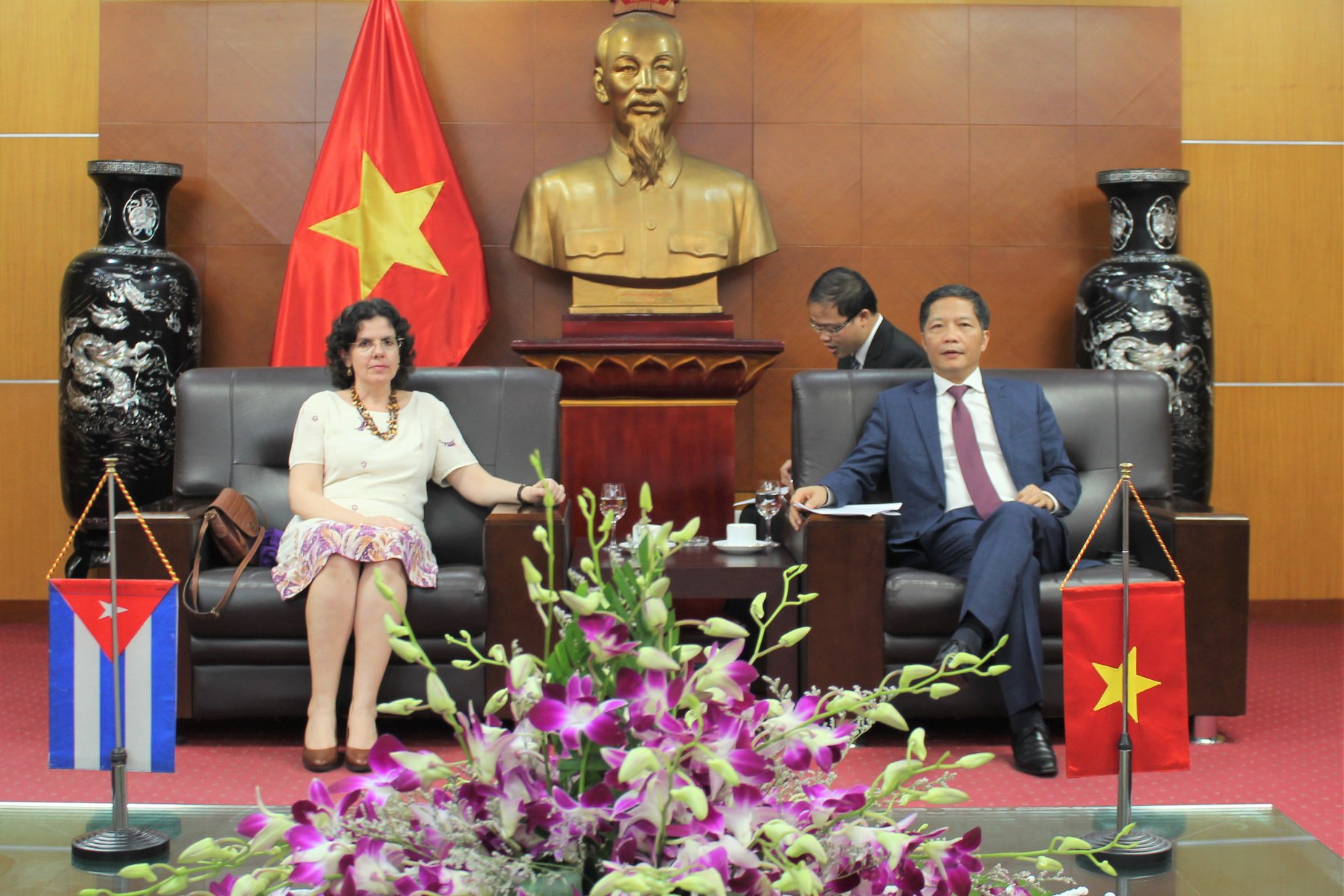 Bộ trưởng Trần Tuấn Anh tiếp Bà Lianys Torres Rivera - Đại sứ Đặc mệnh toàn quyền nước Cộng hòa Cuba tại Việt Nam