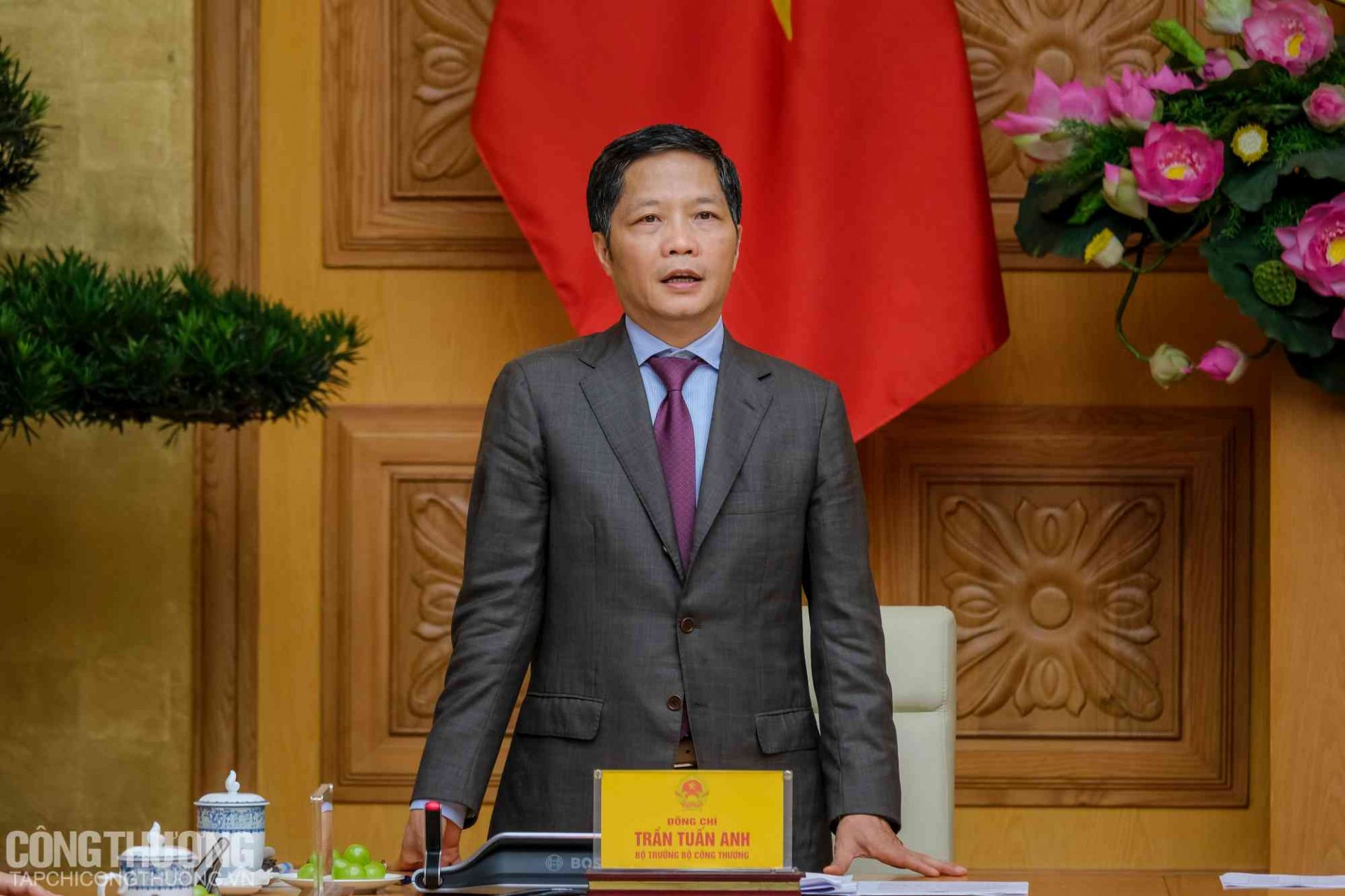 Bộ trưởng Bộ Công Thương Trần Tuấn Anh - Chủ tịch HĐQG Việt Nam 2020 báo cáo tại buổi gặp mặt