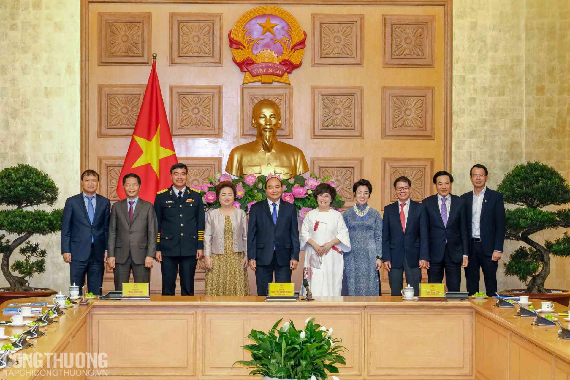 Thủ tướng Chính phủ Nguyễn Xuân Phúc và Bộ trưởng Trần Tuấn Anh cùng đại diện một số doanh nghiệp có sản phẩm THQG Việt Nam năm 2020