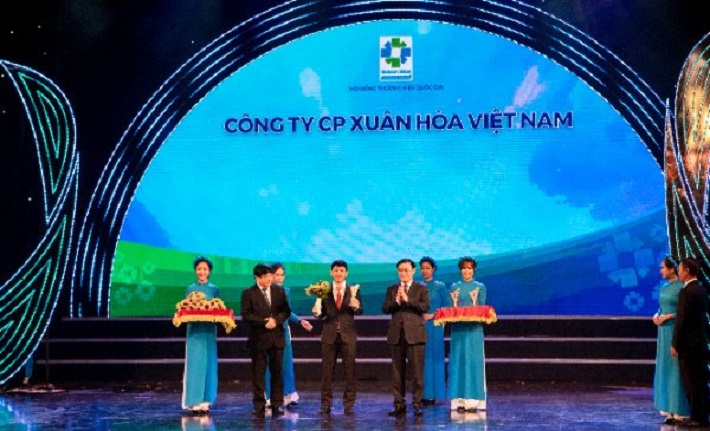 Ông Lê Duy Anh - Tổng giám đốc Công ty Cổ phần Xuân Hoà Việt Nam vinh dự nhận cúp Thương hiệu Quốc gia 2020