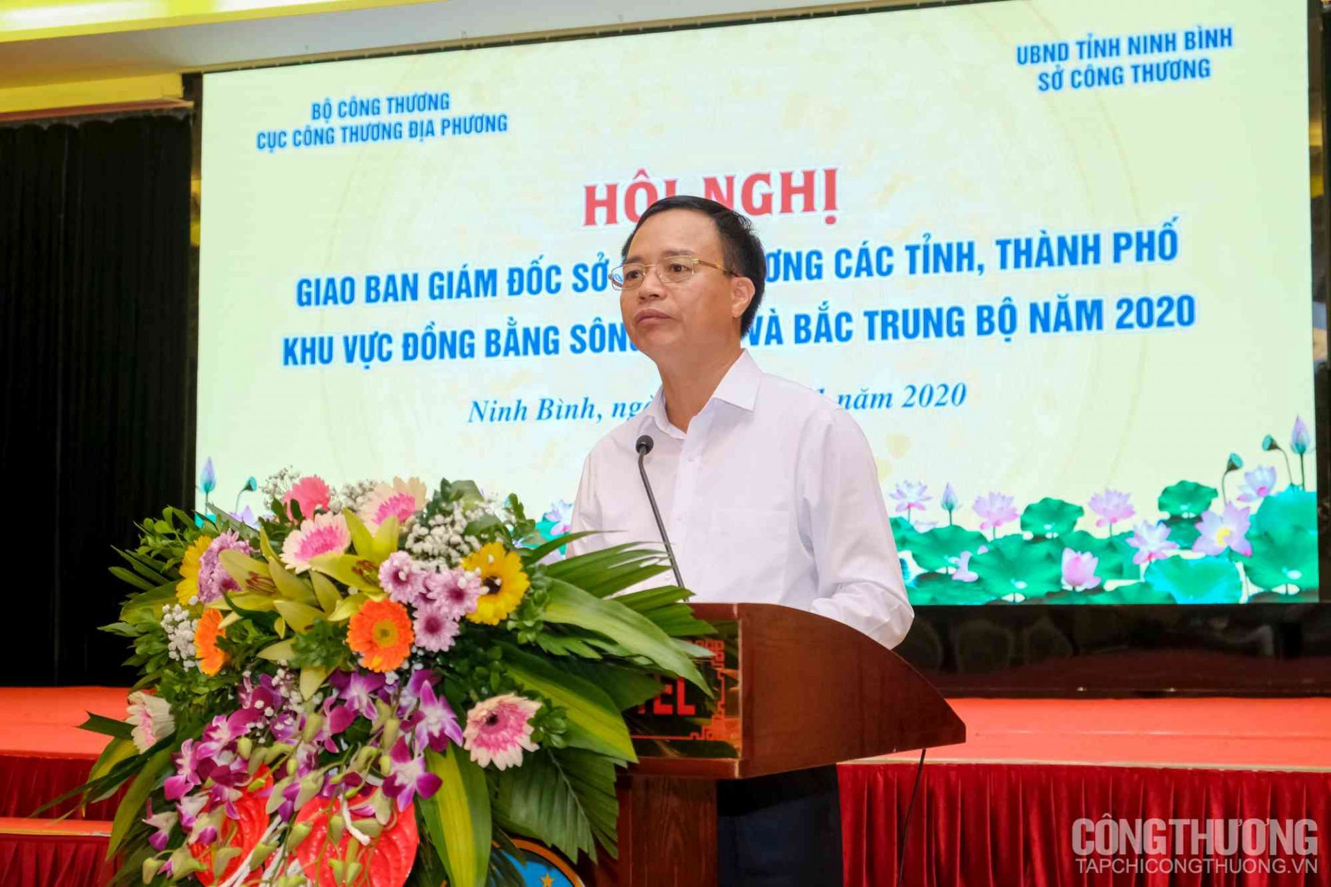 Ông Ngô Quang Trung - Cục trưởng Cục Công Thương địa phương, Bộ Công Thương báo cáo tóm tắt về tình hình phát triển công nghiệp - thương mại khu vực đồng bằng sông Hồng và Bắc Trung Bộ 10 tháng đầu năm 2020