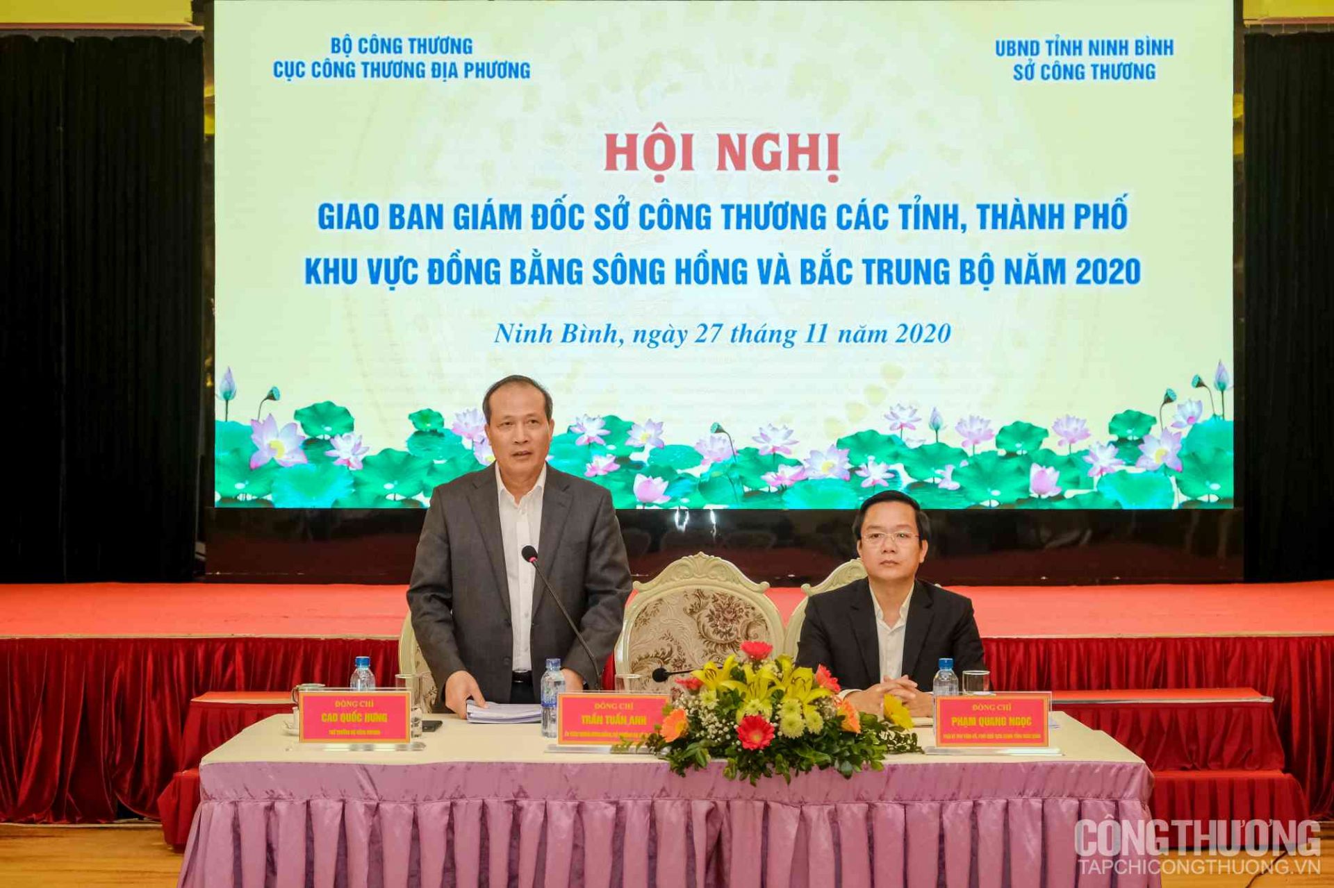 Thứ trưởng Cao Quốc Hưng (bên trái) và Phó Bí thư Tỉnh ủy Ninh Bình Phạm Quang Ngọc (bên phải)