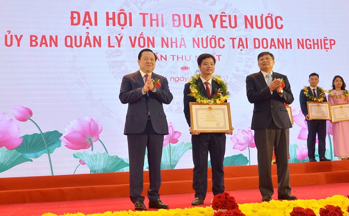 Đồng chí Đỗ Thanh Bình -Trưởng ca NMTĐ Lai Châu nhận bằng khen Ủy Ban QLVNN tại Doanh nghiệp trong đại hội thi đua yêu nước lần thứ nhất
