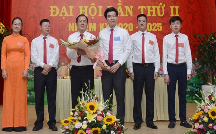 Đồng chí Nguyễn Hữu Tuấn - Phó bí thư thường trực Đảng ủy EVN tặng hoa chức mừng BCH Đảng bộ Công ty Thủy điện Sơn La nhiệm kỳ 2020 - 2025