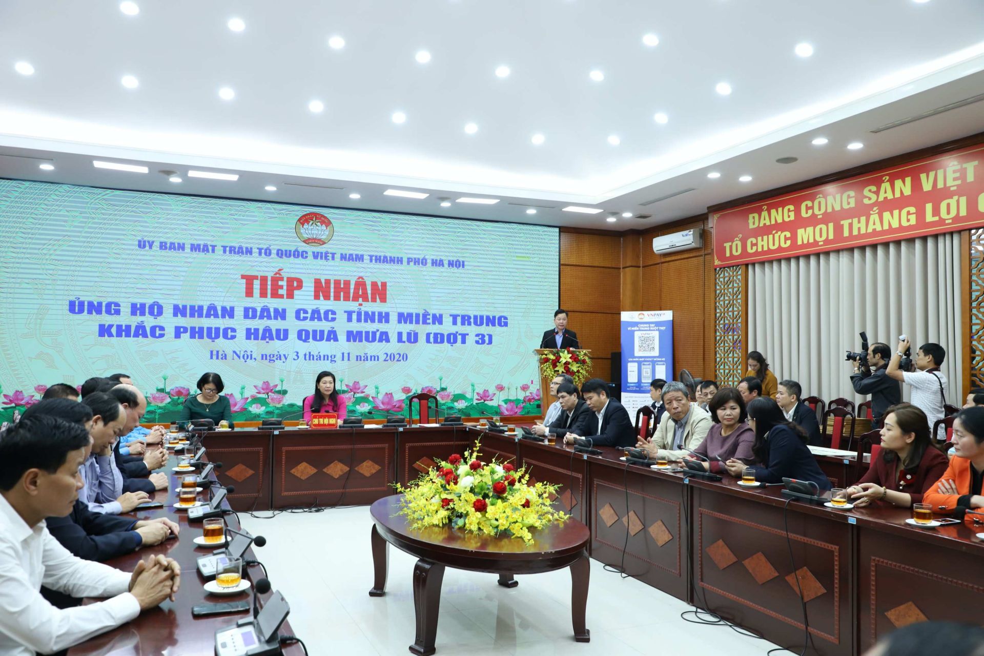 Tổng công ty Điện lực miền Bắc trao tiền ủng hộ đồng bào miền Trung tại Ủy ban MTTQ Việt Nam Thành phố Hà Nội