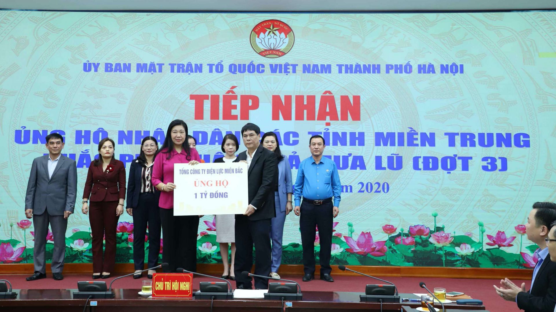 Ông Hồ Mạnh Tuấn - Thành viên HĐTV EVNNPC trao 1 tỷ đồng ủng hộ cho nhân dân các tỉnh miền Trung