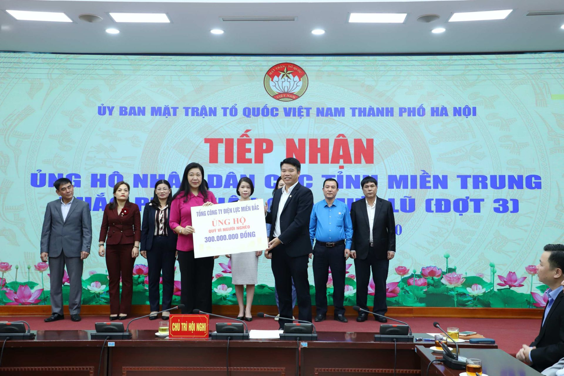 Ông Trịnh Quang Minh - Chủ tịch Công đoàn Tổng công ty  trao 300 triệu đồng cho Ủy ban MTTQ thành phố Hà Nội ủng hộ Quỹ vì người nghèo