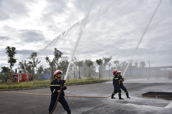 Lực lượng PCCC và CNCH của Công ty phối hợp cùng lực lượng của tỉnh triển khai chữa cháy   