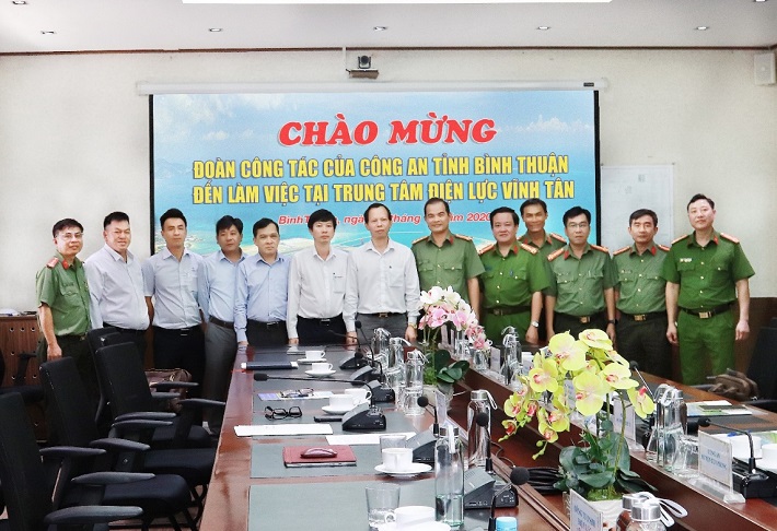 Lãnh đạo các đơn vị tại TTĐL Vĩnh Tân cùng với các đồng chí trong Ban lãnh đạo Công an tỉnh Bình Thuận chụp ảnh lưu niệm.