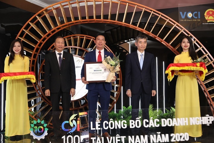 Ông Tạ Trung Kiên - Giám đốc Công ty Nhiệt điện Thái Bình (giữa) nhận Chứng nhận Doanh nghiệp vì sự phát triển bền vững năm 2020