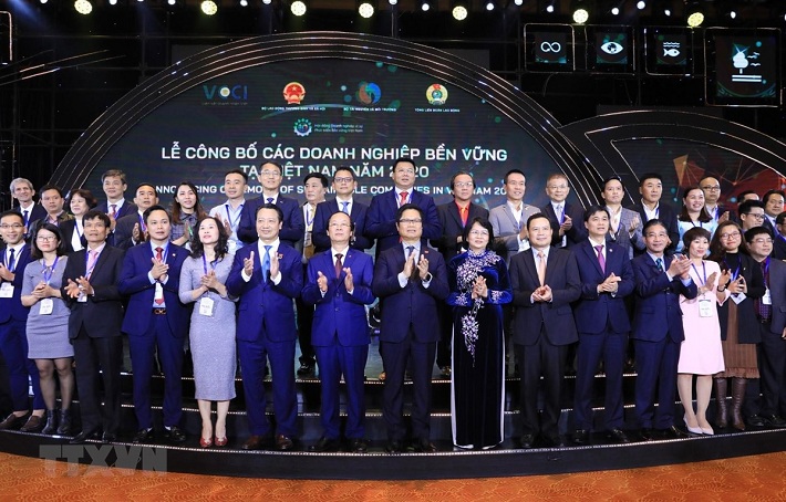 Phó Chủ tich nước Đặng Thị Ngọc Thịnh và các đại biểu chụp ảnh chung cùng các doanh nghiệp được vinh danh vì sự phát triển bền vững năm 2020