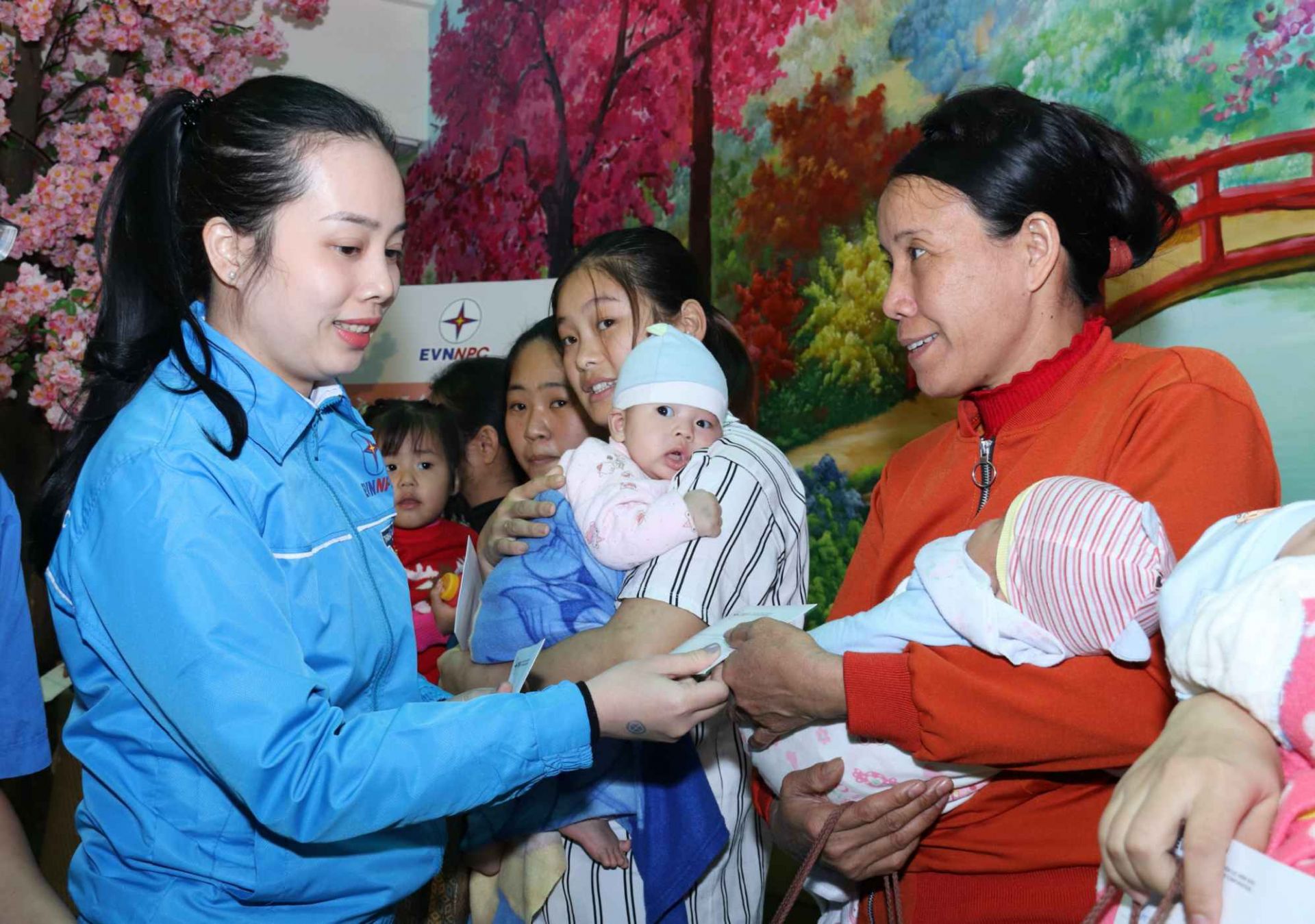 Bí thư Đoàn thanh niên EVNNPC Trịnh Thị Kim Ngân phấn khởi trao quà cho các bệnh nhân nhi