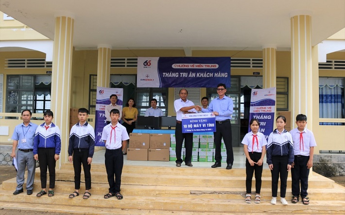 Ông Vũ Quang Sáng – Chủ tịch Công đoàn EVNGENCO 3 trao tặng máy vi tính và quà cho Trường TH và THCS Nguyễn Viết Xuân