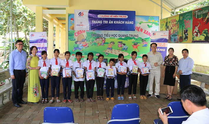 Ông Vũ Quang Sáng – Chủ tịch Công đoàn EVNGENCO 3 và Ông Đinh Văn Nhẫn trao tặng vở cho nhà trường. 