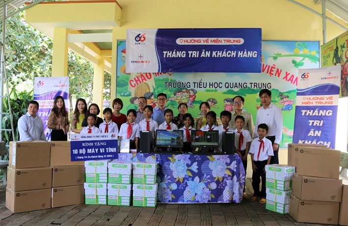 Giáo viên và học sinh Trường Tiểu học Quang Trung nhận quà tài trợ của đoàn EVNGENCO 3. 