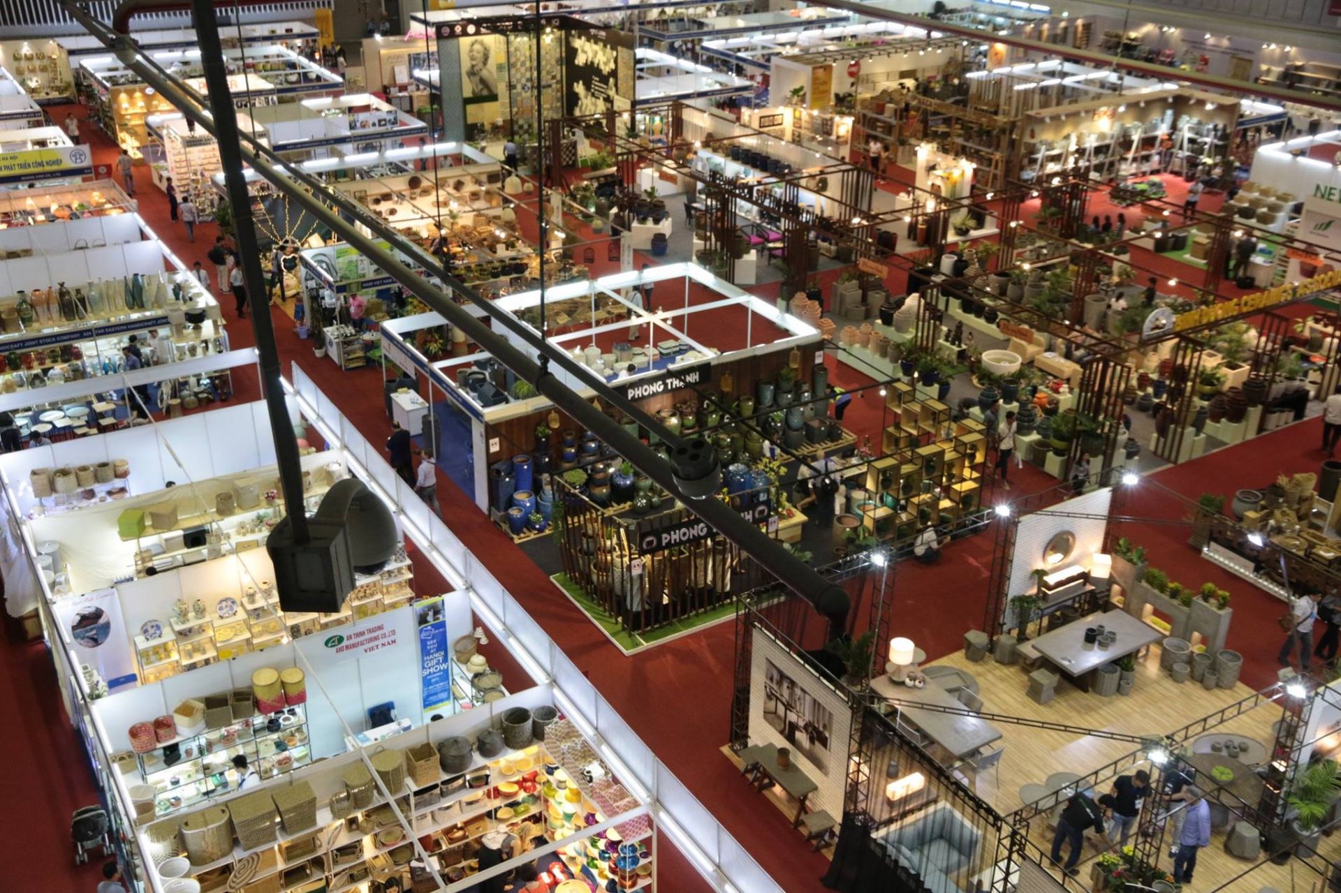 Hội chợ thường niên Lifestyle Vietnam thu hút hàng nghìn nhà nhập khẩu từ các quốc gia, vùng lãnh thổ trên thế giới đến tìm hiểu sản phẩm thủ công mỹ nghệ của Việt Nam