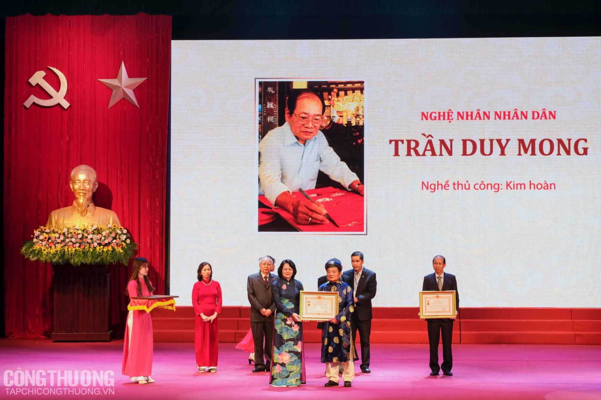 Phó Chủ tịch nước Đặng Thị Ngọc Thịnh trao tặng và truy tặng danh hiệu Nghệ nhân Nhân dân cho 5 cá nhân