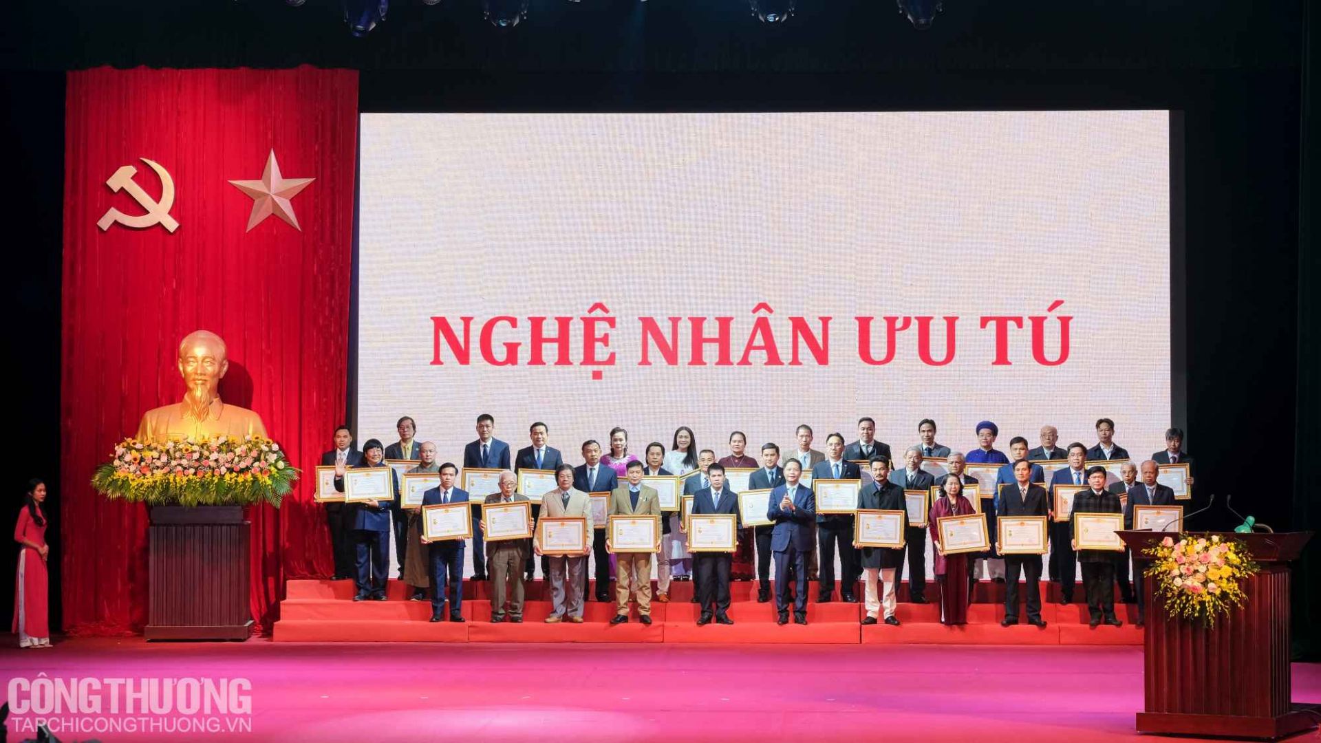 Bộ trưởng Trần Tuấn Anh trao tặng danh hiệu Nghệ nhân Ưu tú cho 72 cá nhân