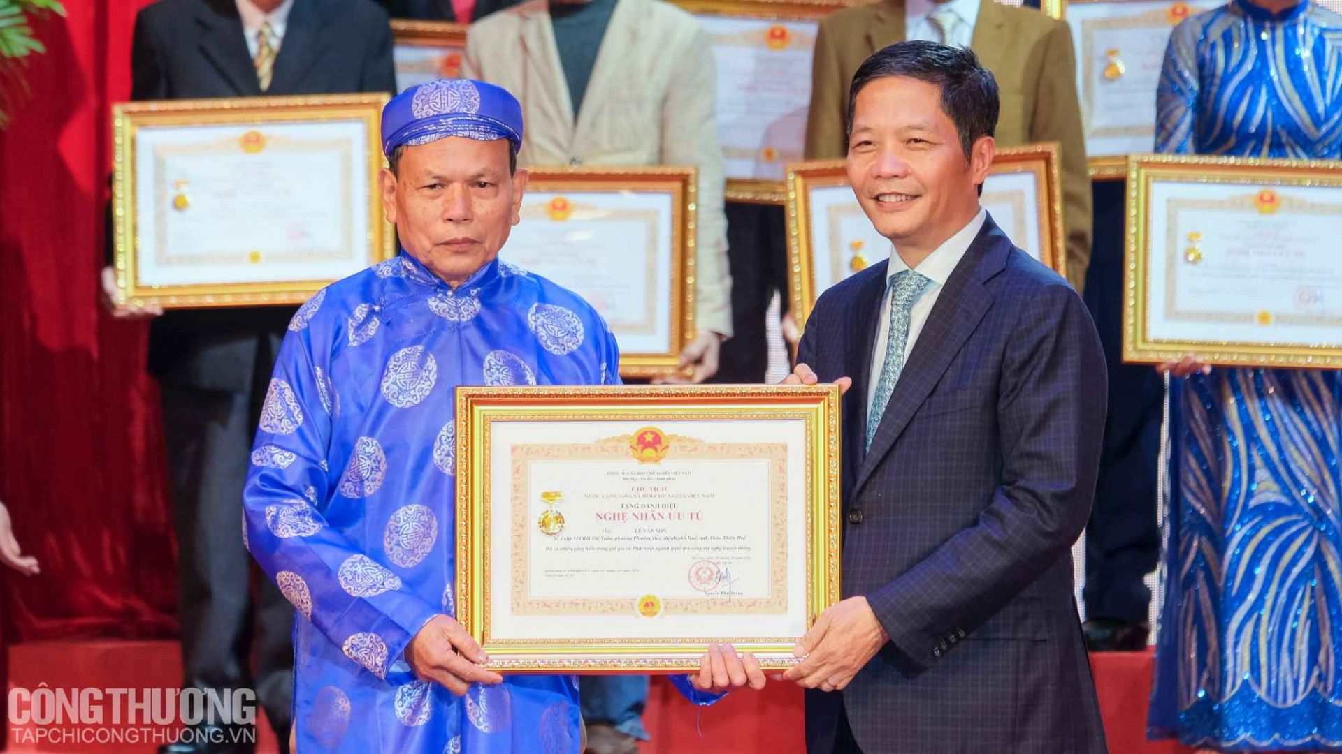 Bộ trưởng Trần Tuấn Anh trao tặng danh hiệu Nghệ nhân Ưu tú cho 72 cá nhân
