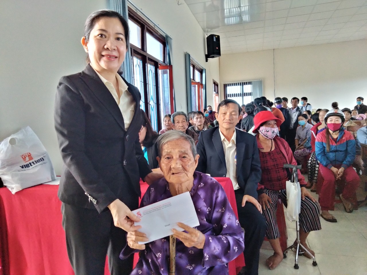 Bà Bùi Thị Nhự, Giám đốc CTCP Bia Sài Gòn - Quảng Ngãi trao phần quà hỗ trợ cho bà con ở phường Quảng Phú, TP Quảng Ngãi