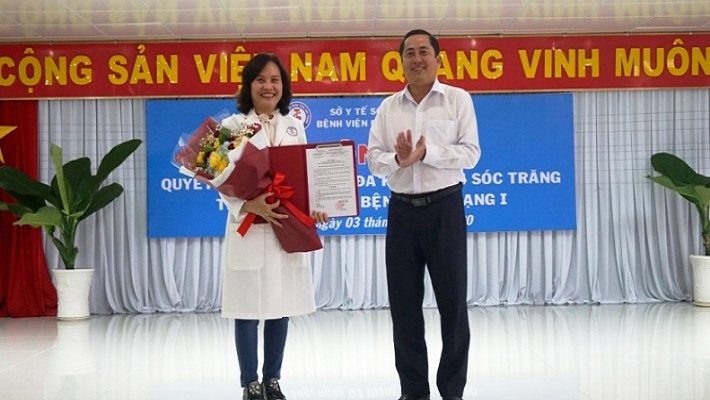 Bà Nguyễn Thị Lạc – Giám đốc Bệnh viện Đa khoa tỉnh Sóc Trăng nhận Quyết định thăng hạng I