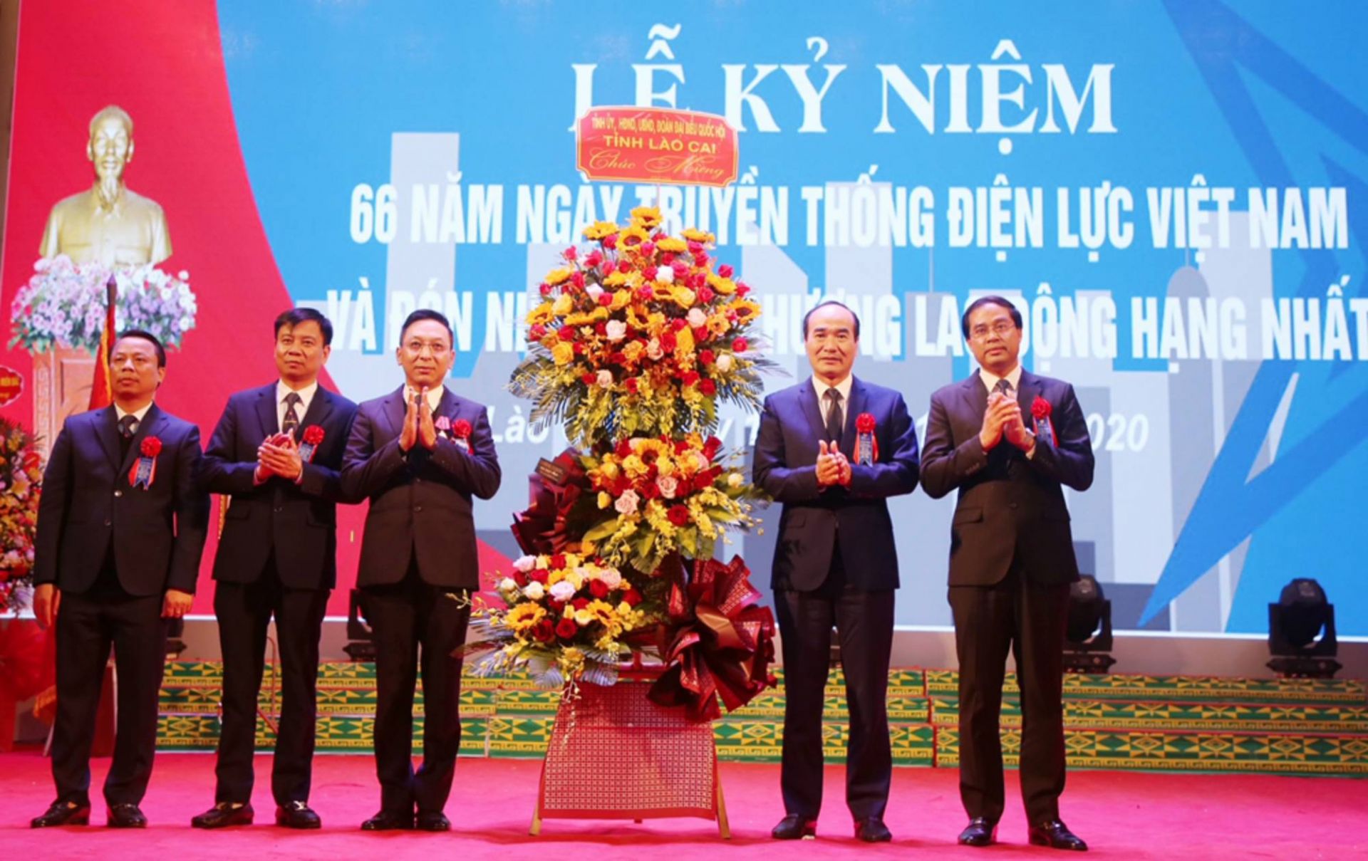 Lãnh đạo tỉnh Lào Cai tặng hoa chúc mừng Công ty Điện lực Lào Cai