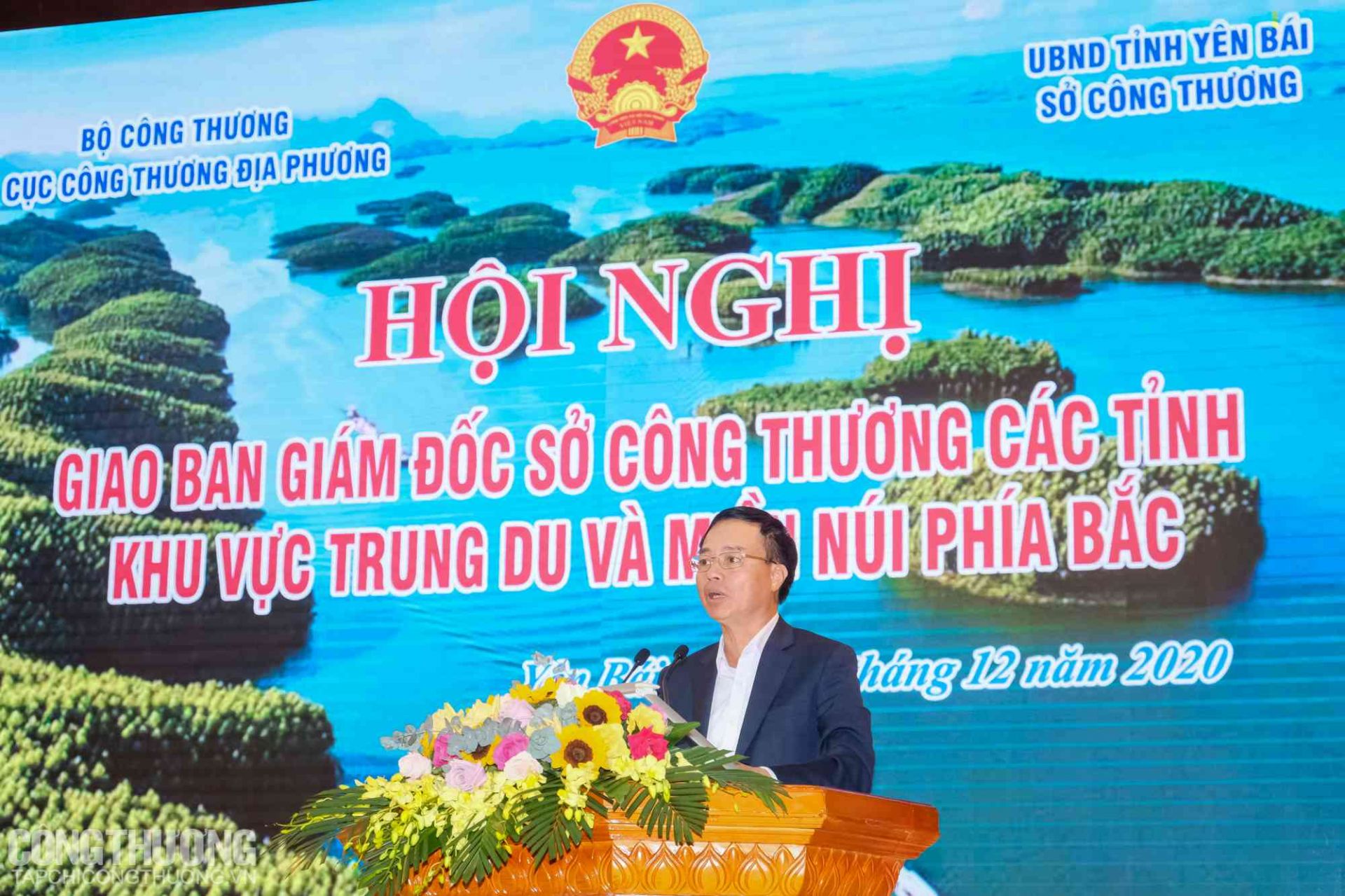 Ông Ngô Quang Trung - Cục trưởng Cục Công Thương địa phương báo cáo tại Hội nghị
