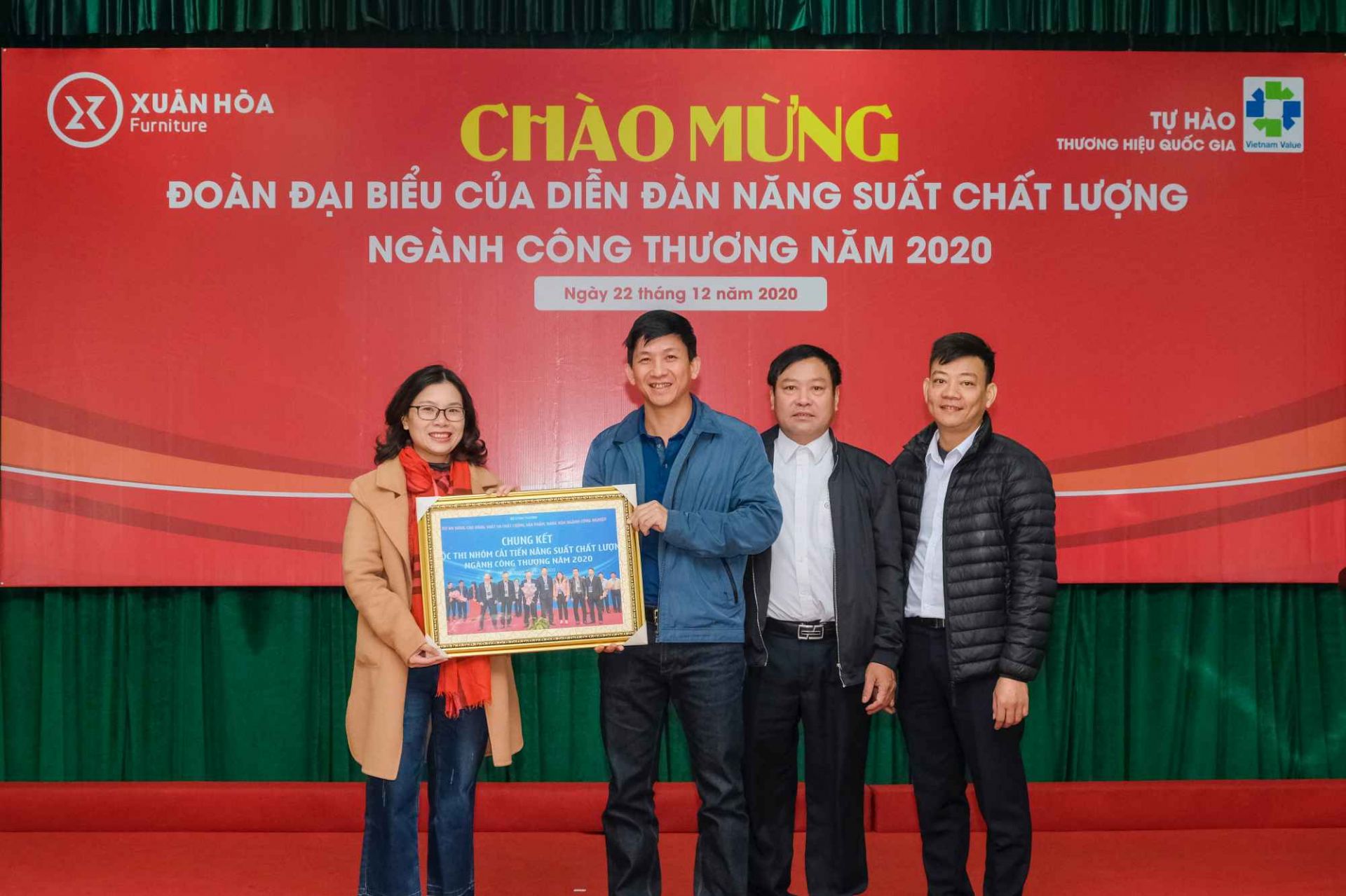 Đại diện Ban tổ chức Cuộc thi trao quà cho Công ty Cổ phần Xuân Hòa Việt Nam