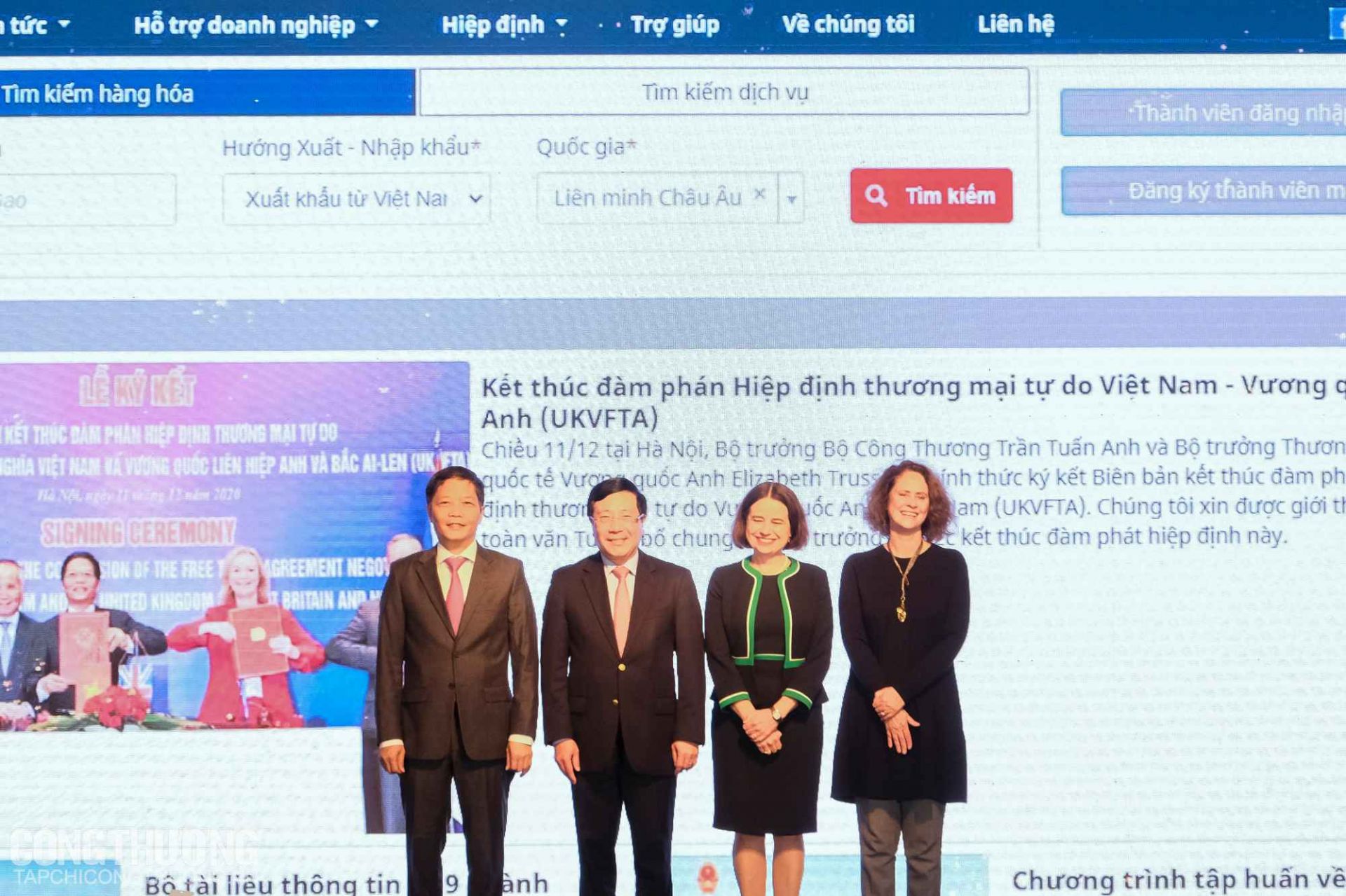 Các đại biểu ấn nút khai trương Cổng thông tin điện tử về FTA Việt Nam (FTAP)