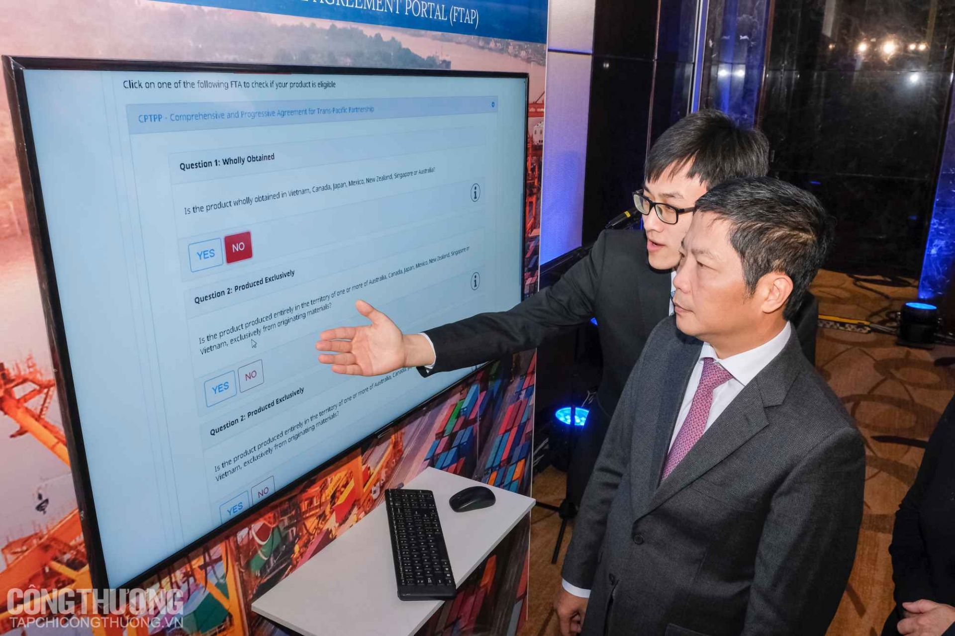 Các đại biểu trải nghiệm thực tế Cổng thông tin điện tử về FTA Việt Nam