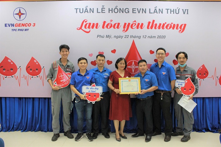 Hội chữ thập đỏ thị xã Phú Mỹ tặng bằng khen cho Ông Phan Bửu Đảo  Phó Chánh văn phòng, Bí thư Đoàn thanh niên EVNGENCO3 trong công tác hiến máu