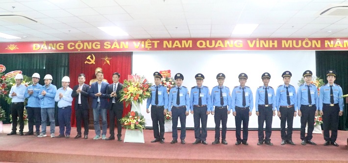 Đồng chí  Tạ Trung Kiên – Bí thư Đảng ủy, Giám đốc Công ty tặng hoa chúc mừng  lực lượng tự quản an ninh trật tự Công ty Nhiệt điện Thái Bình
