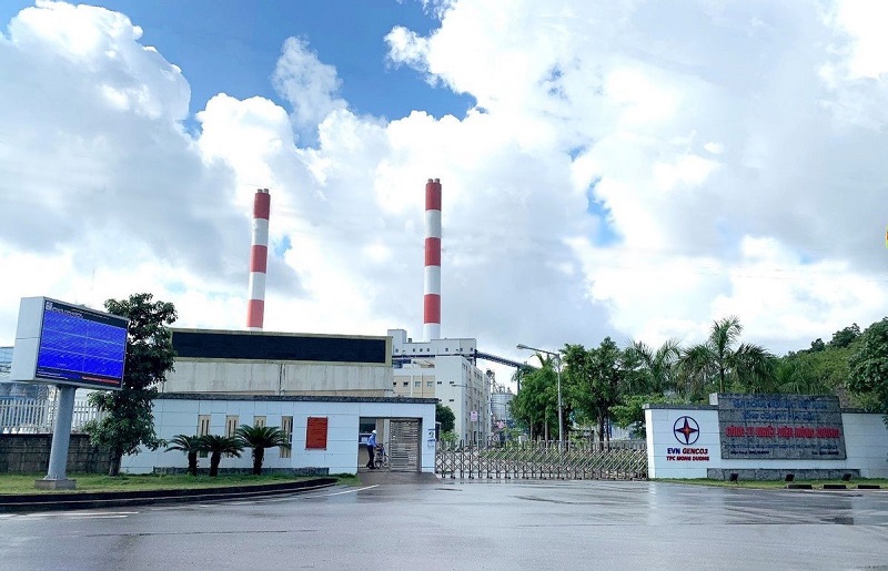 Bảng điện tử hiển thị công khai thông số môi trường được đặt ngay tại cổng chính Công ty Nhiệt điện Mông Dương
