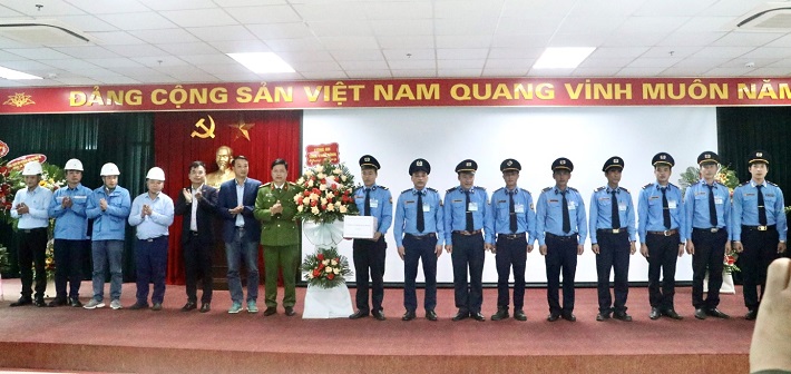 Đồng chí Thượng tá Vũ Mạnh Hà, Phó Giám đốc Công an tỉnh tặng hoa chúc mừng  lực lượng tự quản an ninh, an toàn Nhà máy Nhiệt điện Thái Bình