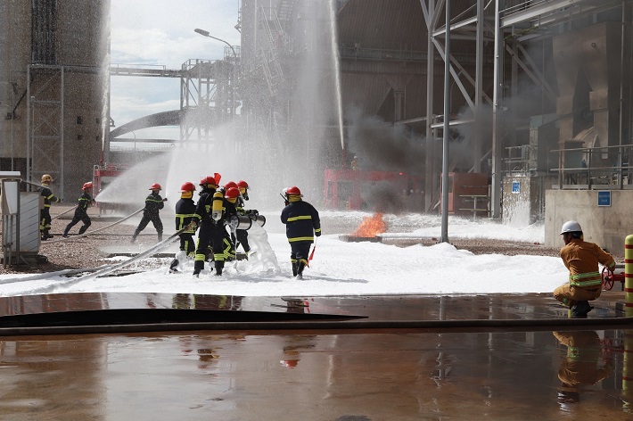 Lực lượng chữa cháy sử dụng bột foam để khống chế đám cháy