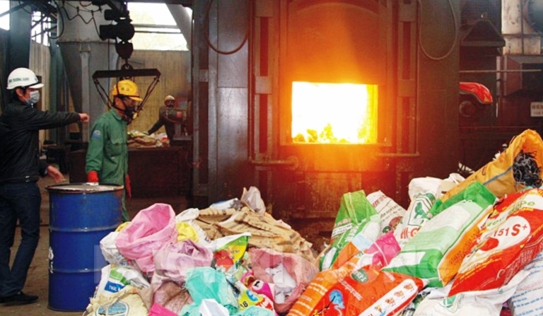 Xử lý rác thải nguy hại bằng lò đốt ở Công ty TNHH Sản xuất, dịch vụ, thương mại Môi trường xanh