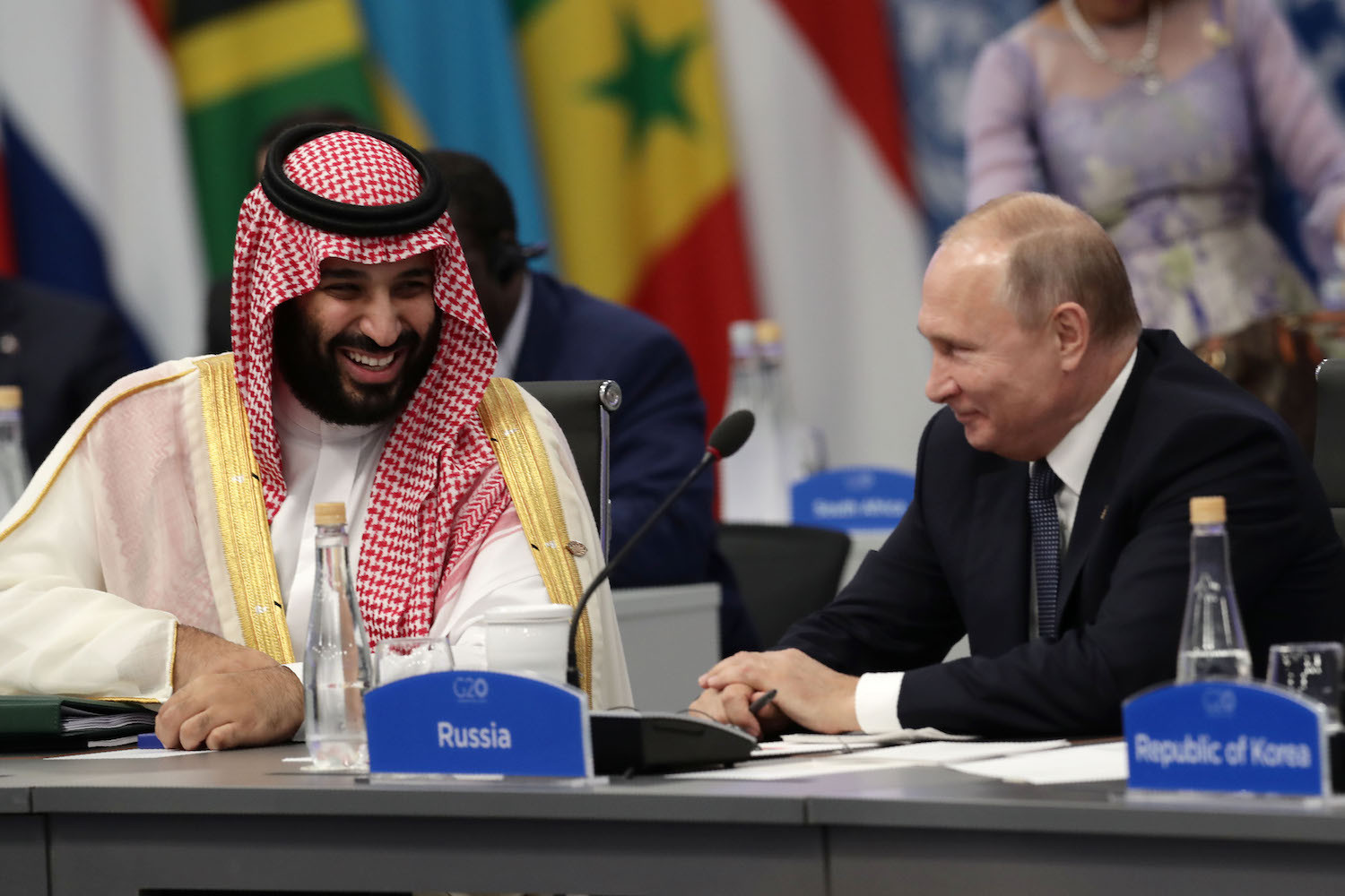 Tổng thống Nga Vladimir Putin và Thái tử Ả-rập Xê-út Mohammed bin Salman tại một cuộc họp