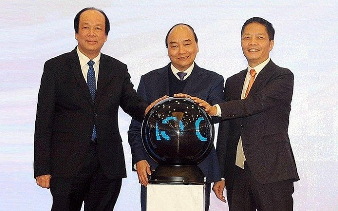   Thủ tướng Nguyễn Xuân Phúc cùng các đại biểu thực hiện nghi thức khai trương hệ thống cấp C/O (Giấy chứng nhận xuất xứ hàng hóa) mẫu D điện tử của Bộ Công thương.