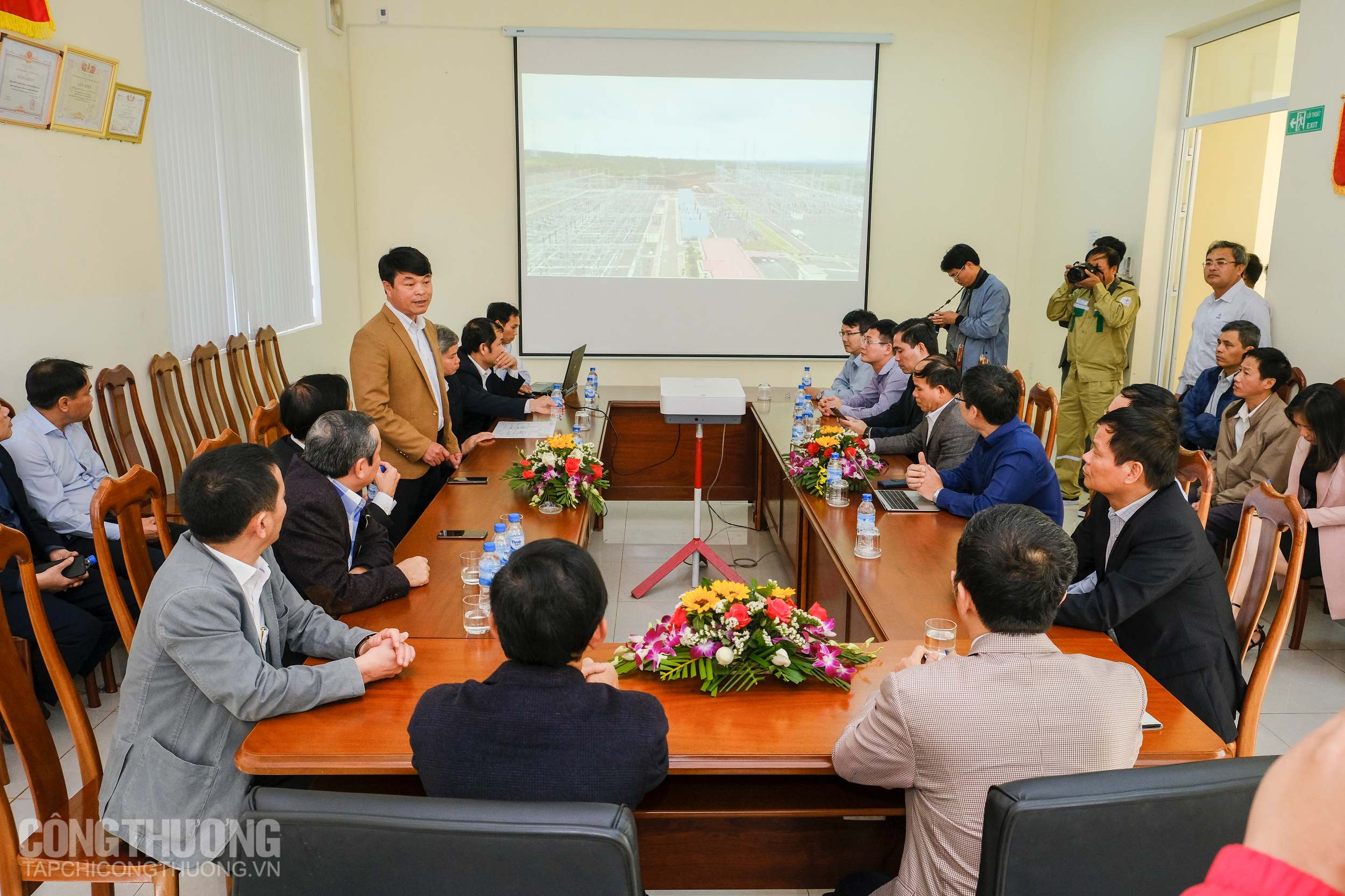 Bộ trưởng Trần Tuấn Anh (bên trái) và Bí thư Tỉnh ủy Gia Lai Dương Văn Trang (bên phải) chia sẻ với những nỗ lực của ngành điện Gia Lai thời gian qua