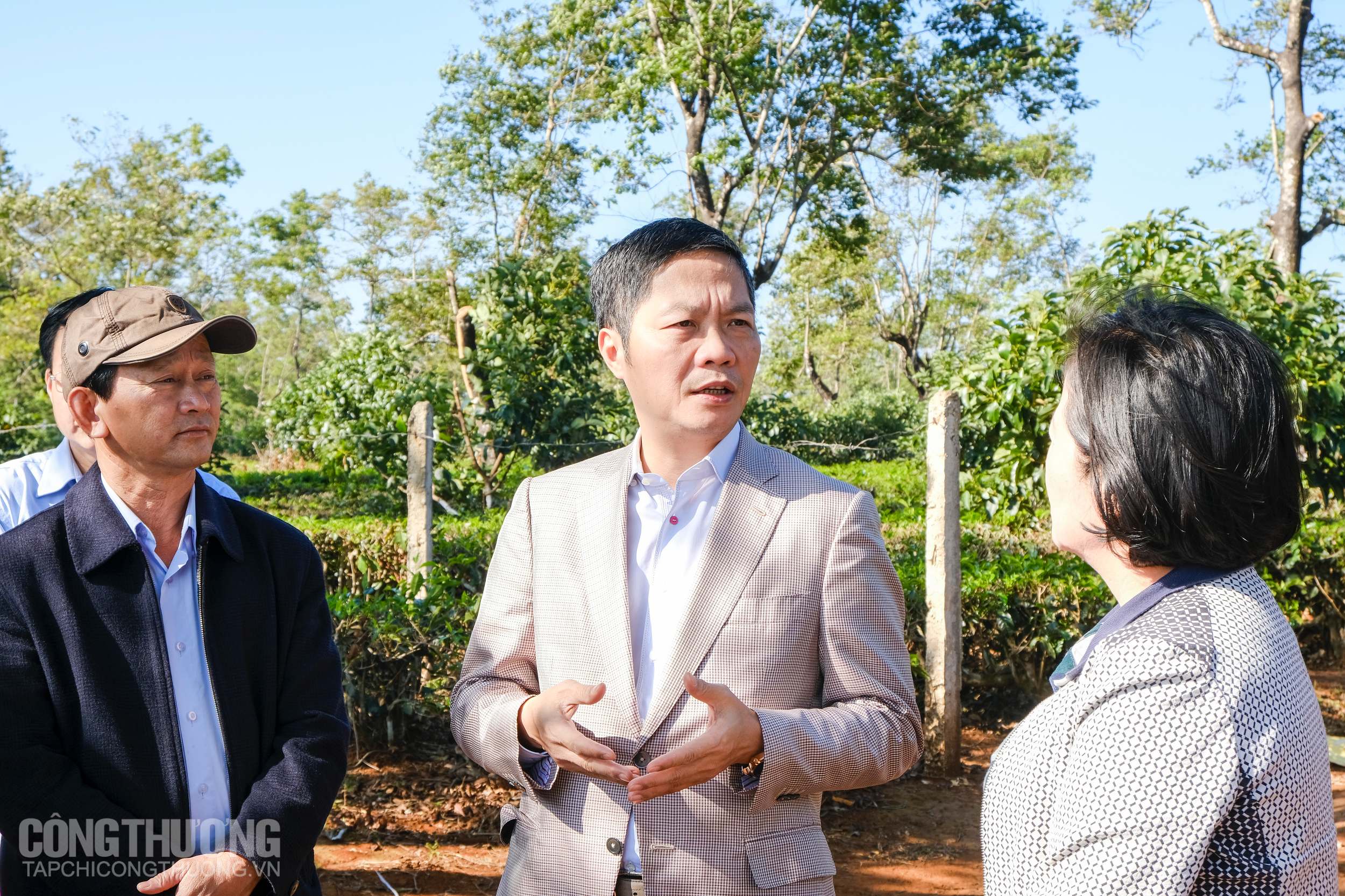 Bộ trưởng Trần Tuấn Anh và Bí thư Tỉnh uỷ Gia Lai - Dương Văn Trang lắng nghe chia sẻ thực tế của nhà đầu tư vào lĩnh vực điện gió