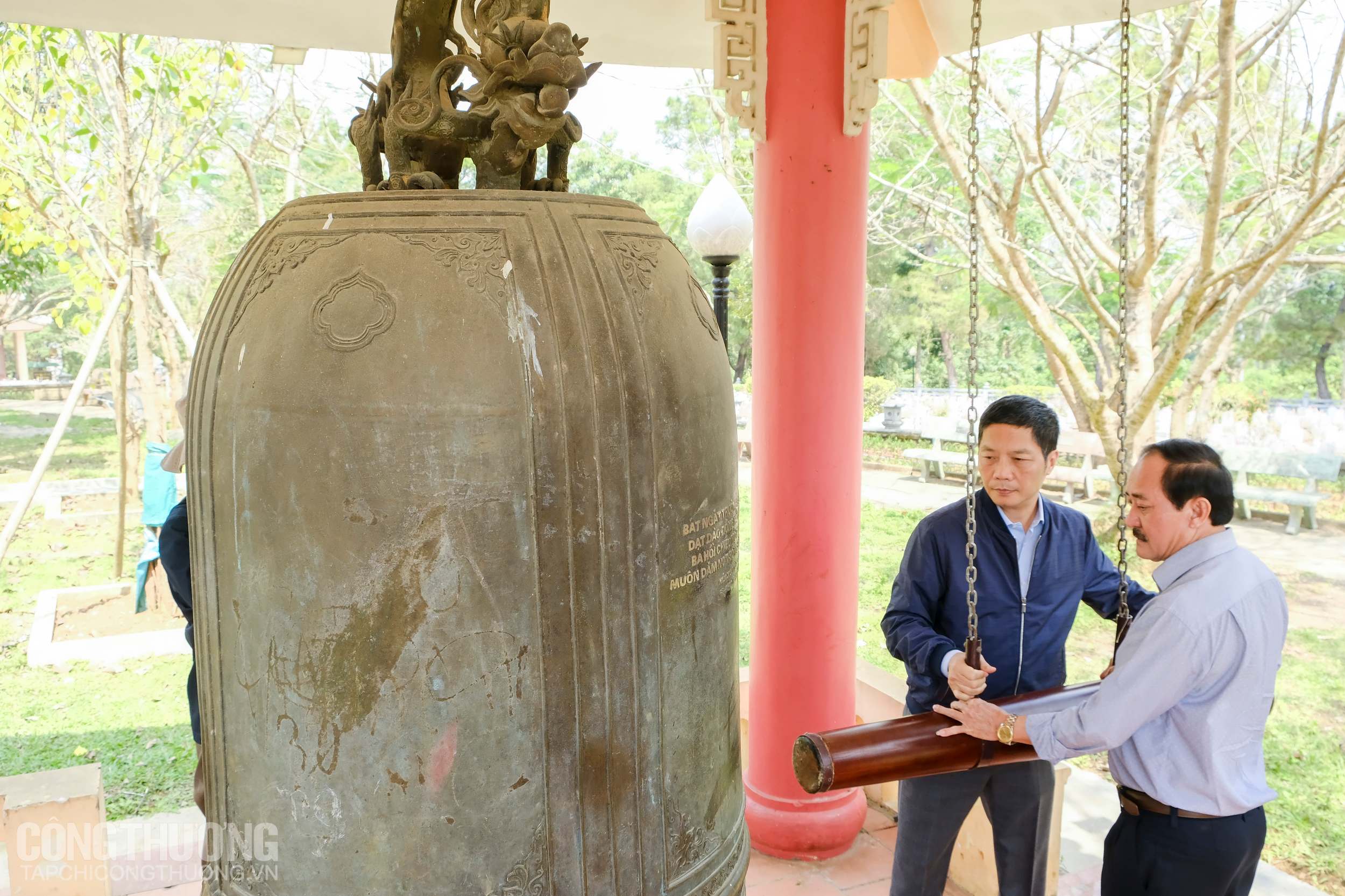 Đoàn công tác Bộ Công Thương cùng lãnh đạo tỉnh Quảng Trị dâng hương tưởng niệm tại Nghĩa trang Liệt sĩ Trường Sơn - Quảng Trị
