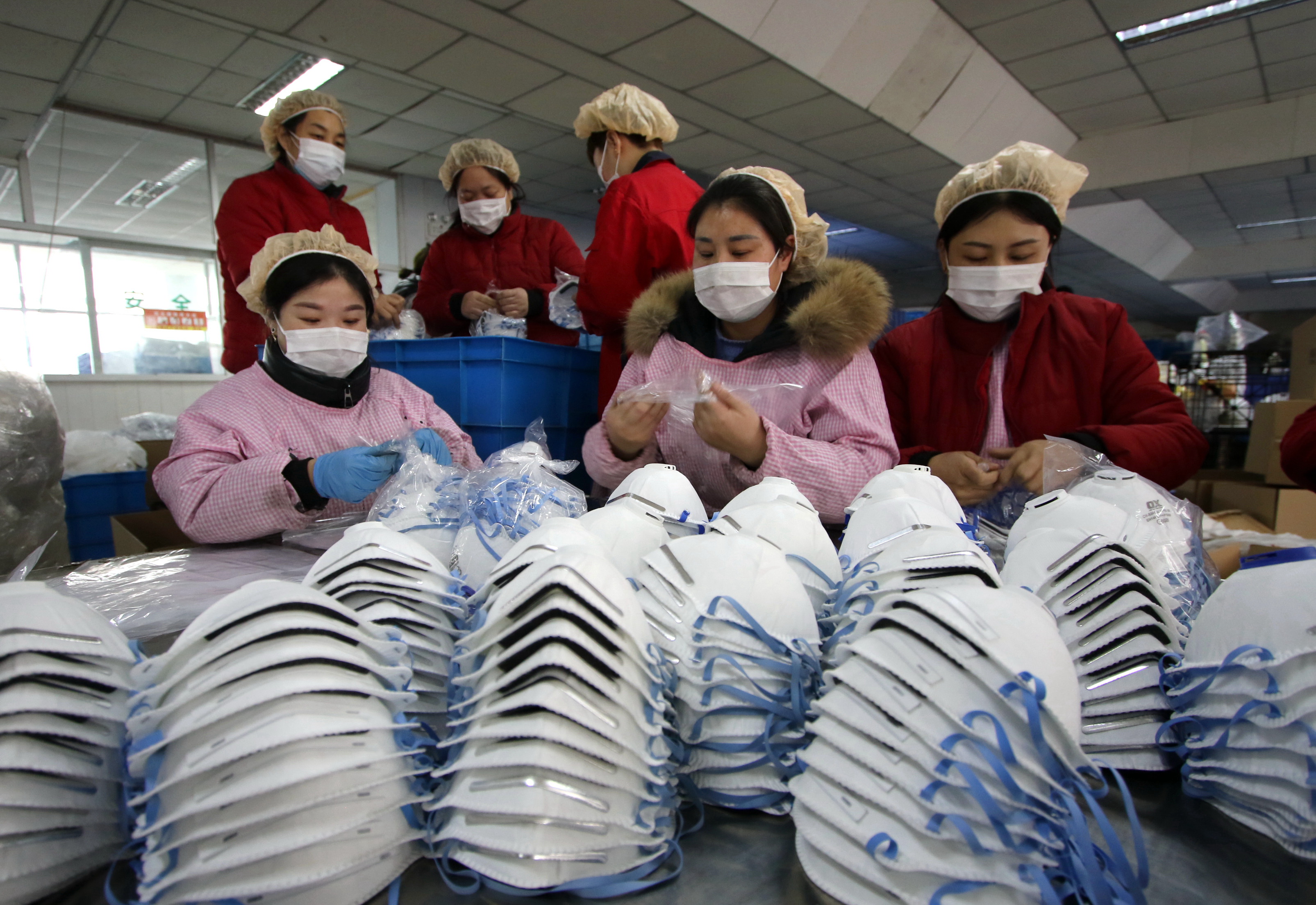 Sản xuất khẩu trang tại Trung Quốc chống dịch virus Covid-19