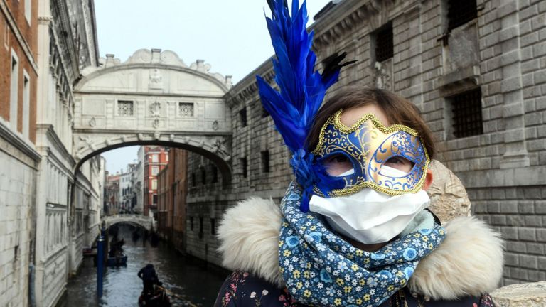 Lễ hội hoá trang Carnival tại Venice phải huỷ bỏ vì dịch virus Covid-19