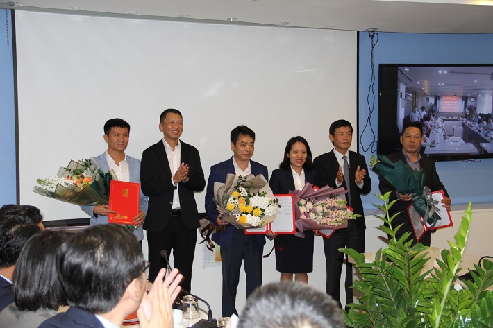 Lãnh đạo PVEP trao quyết định bổ nhiệm các Trưởng, Phó ban chuyên môn tại Hà Nội. 