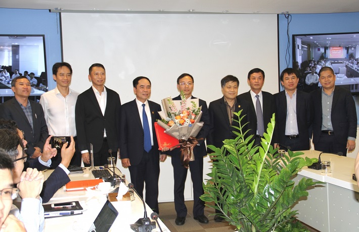 Lãnh đạo PVN, PVEP trao quyết định và tặng hoa chúc mừng tân Phó Tổng giám đốc PVEP Đặng Ngọc Quý