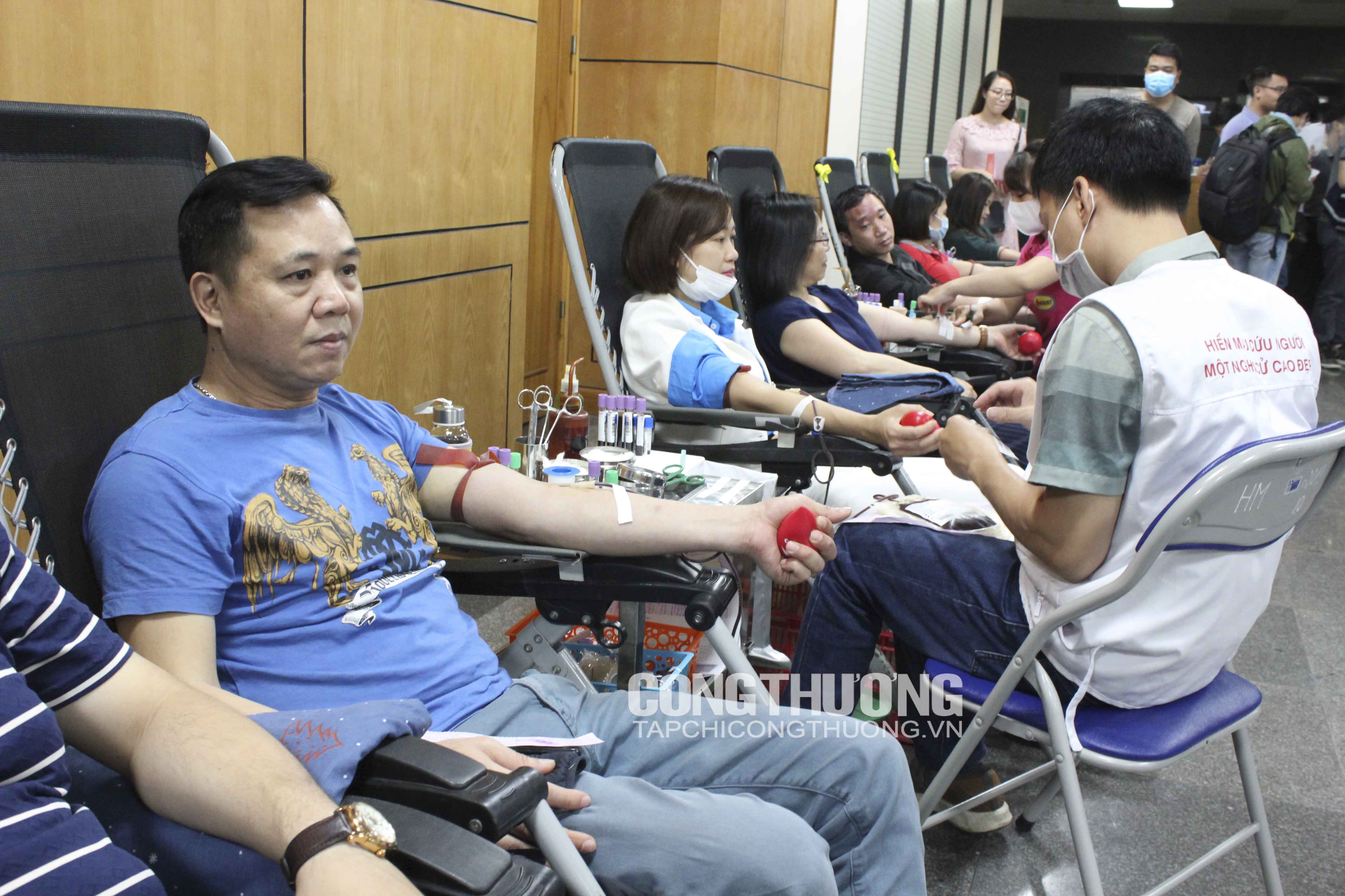 Nhiều cán bộ, viên chức, người lao động ngành Công Thương đã đến tham gia hiến máu. Kết thúc Ngày hội, Ban tổ chức đã tiếp nhận 207 đơn vị máu của cán bộ, công nhân viên chức, người lao động ngành Công Thương